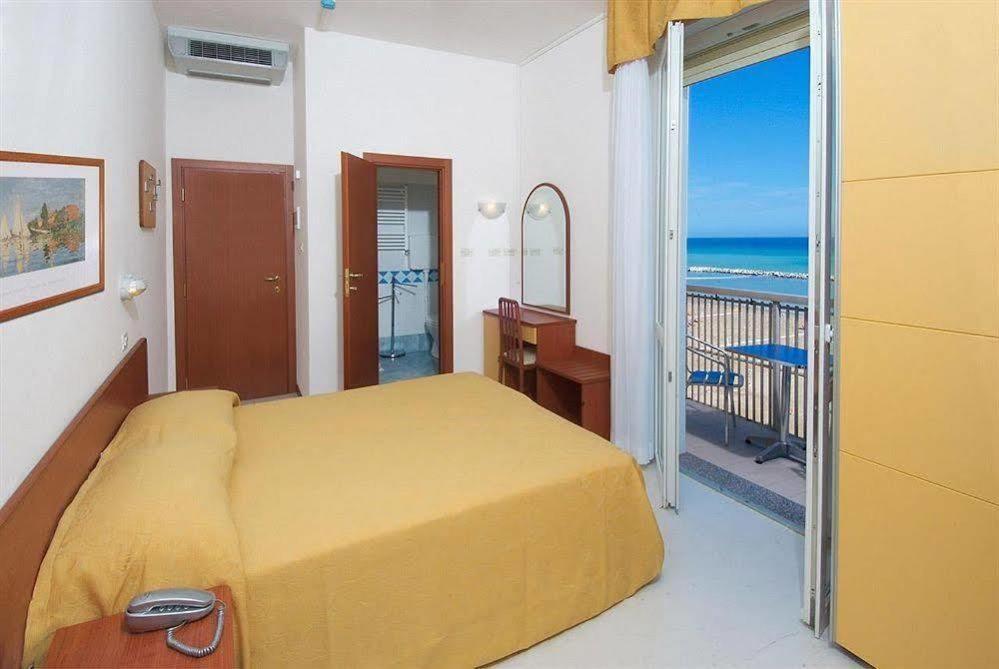 Hotel Carnaby Rimini Luaran gambar